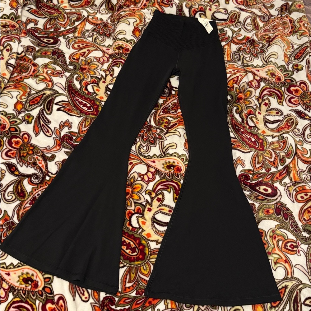 NWT OFFLINE Aerie Hi-Rise Black Super Flare Leggings, women’s medium